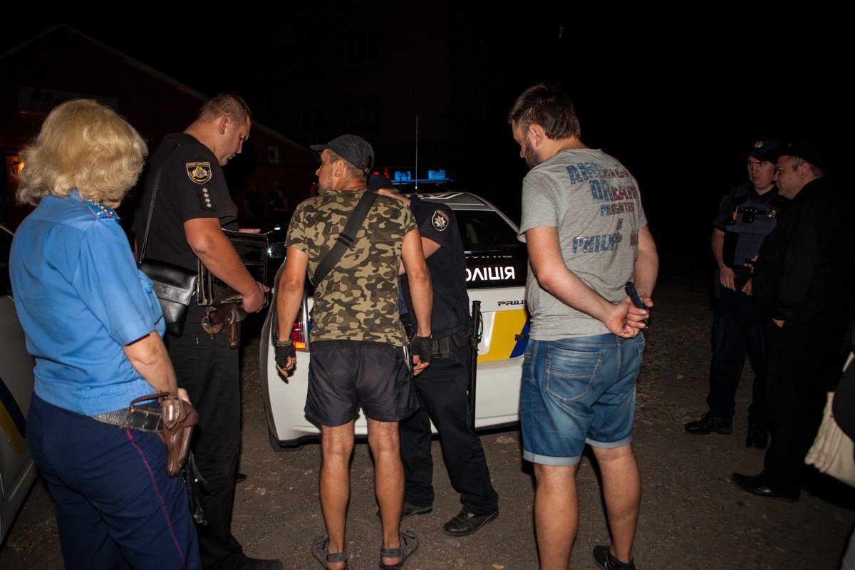 Пистолет, сигнальные ракеты и нож: что берут с собой мужчины в кафе Днепра 2