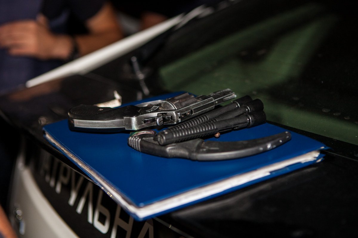 Пистолет, сигнальные ракеты и нож: что берут с собой мужчины в кафе Днепра 3