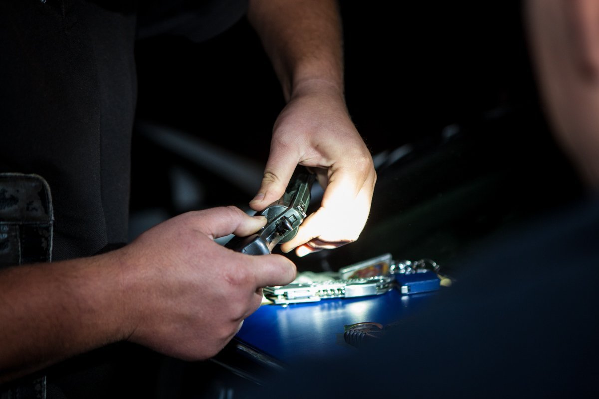 Пистолет, сигнальные ракеты и нож: что берут с собой мужчины в кафе Днепра 4