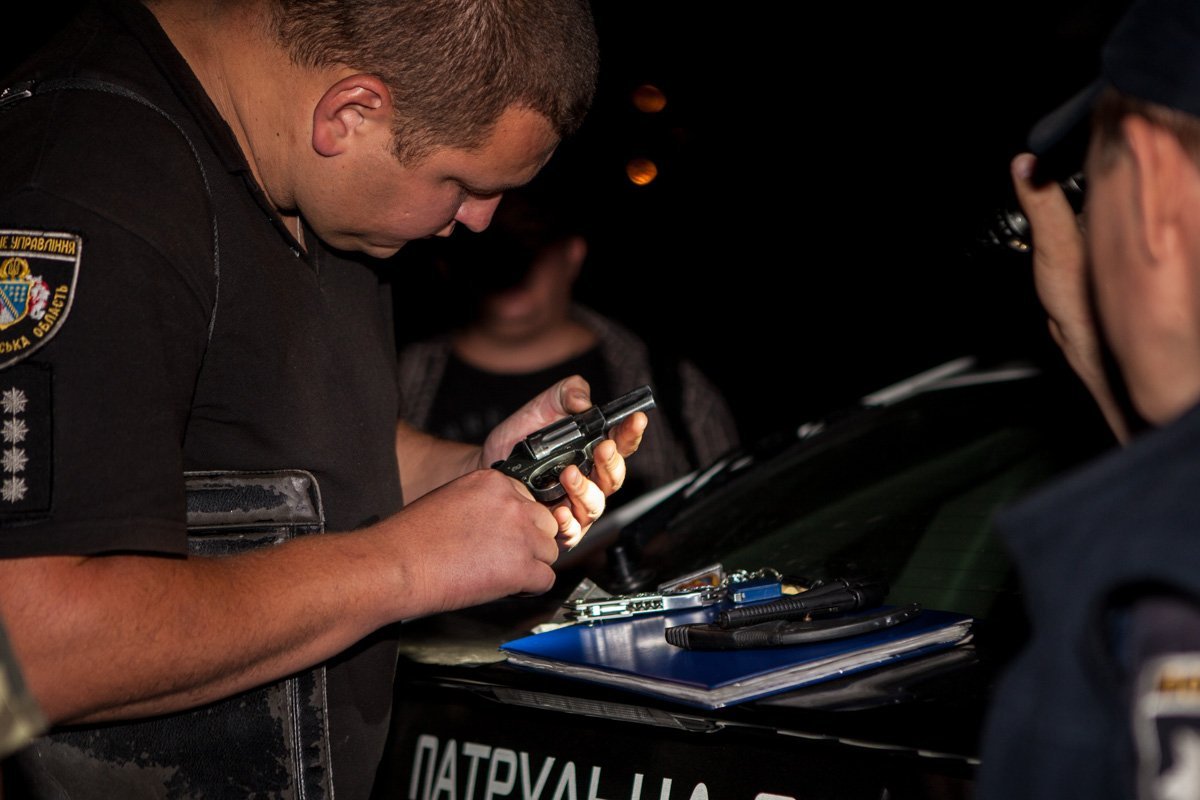 Пистолет, сигнальные ракеты и нож: что берут с собой мужчины в кафе Днепра 5