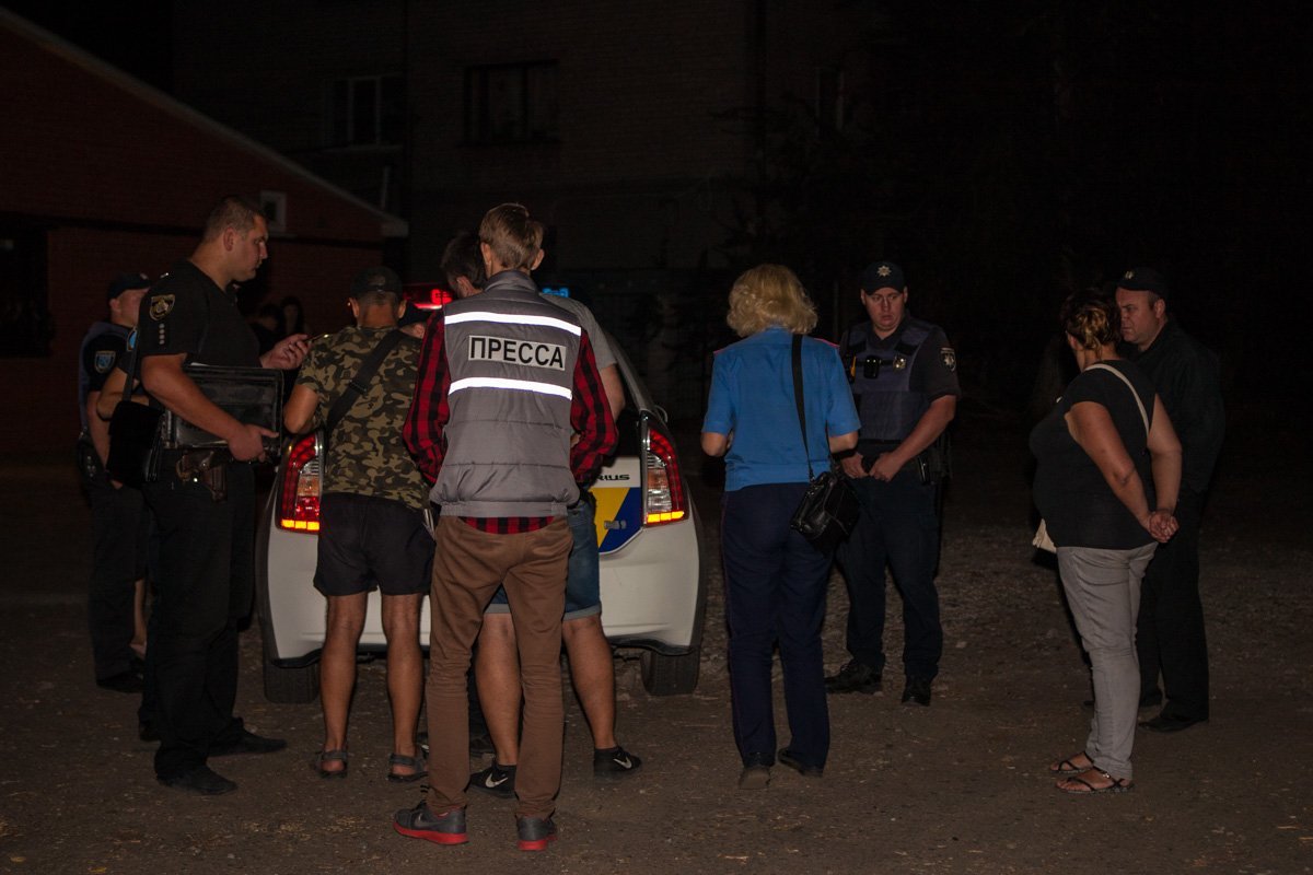 Пистолет, сигнальные ракеты и нож: что берут с собой мужчины в кафе Днепра 6