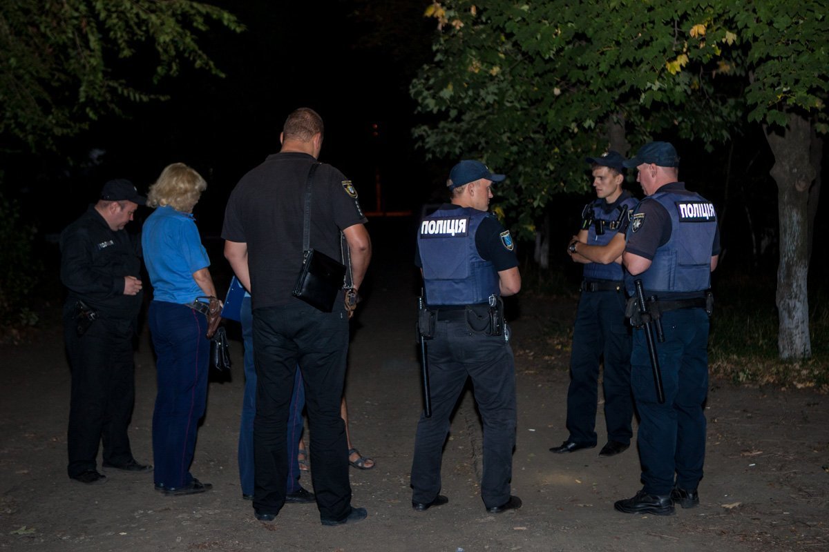 Пистолет, сигнальные ракеты и нож: что берут с собой мужчины в кафе Днепра 7