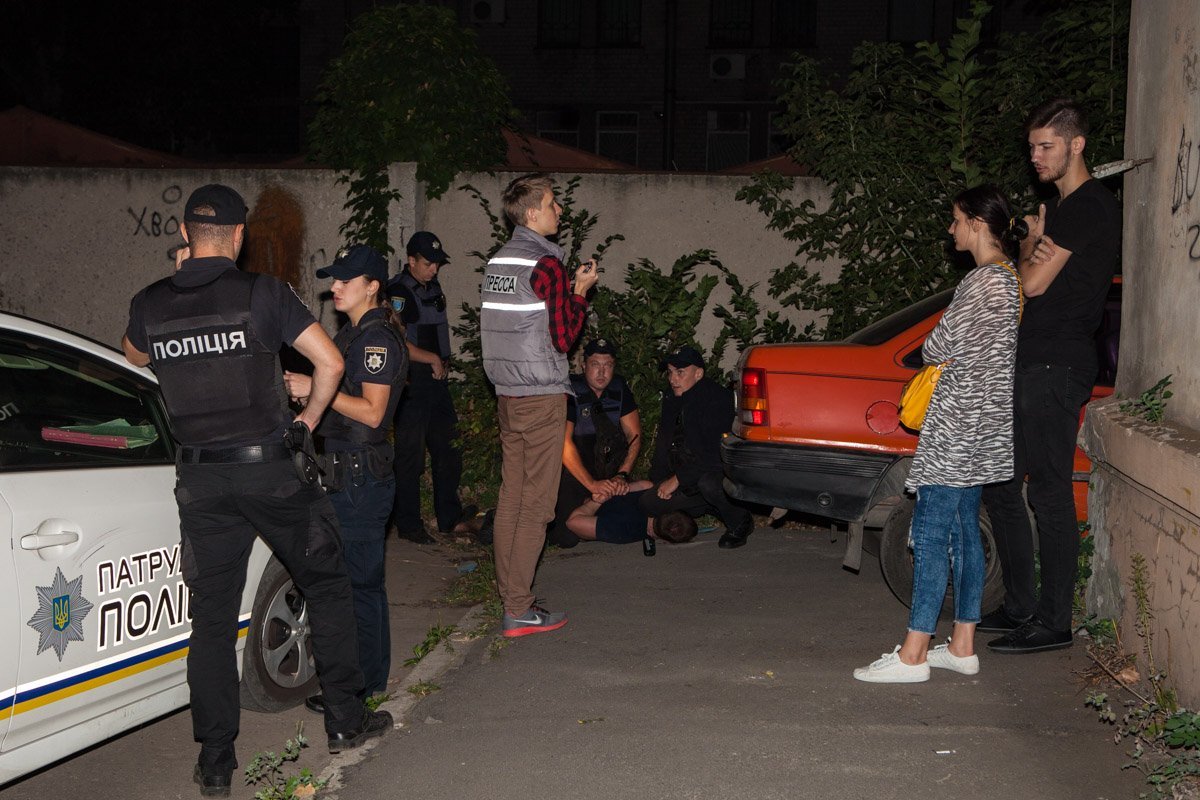 В центре Днепра пара устроила погоню, ДТП и драку с патрульными 3