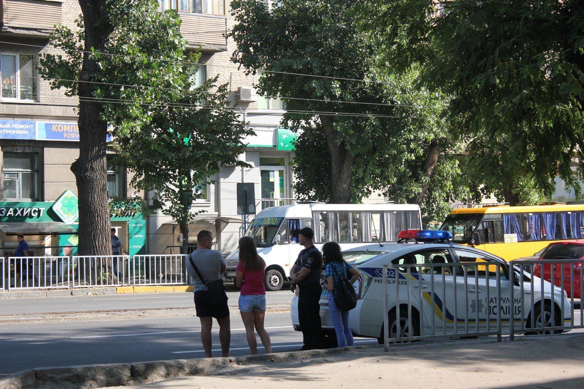 В Днепре на Хмельницкого водитель Mercedes стрелял из открытого окна 5