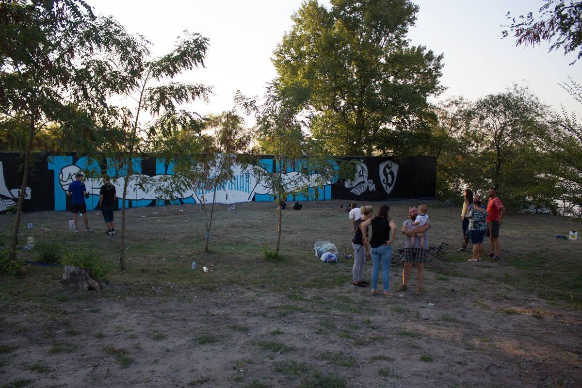 На Набережной болельщики ФК Днепр восстановили граффити футбольной команды 2