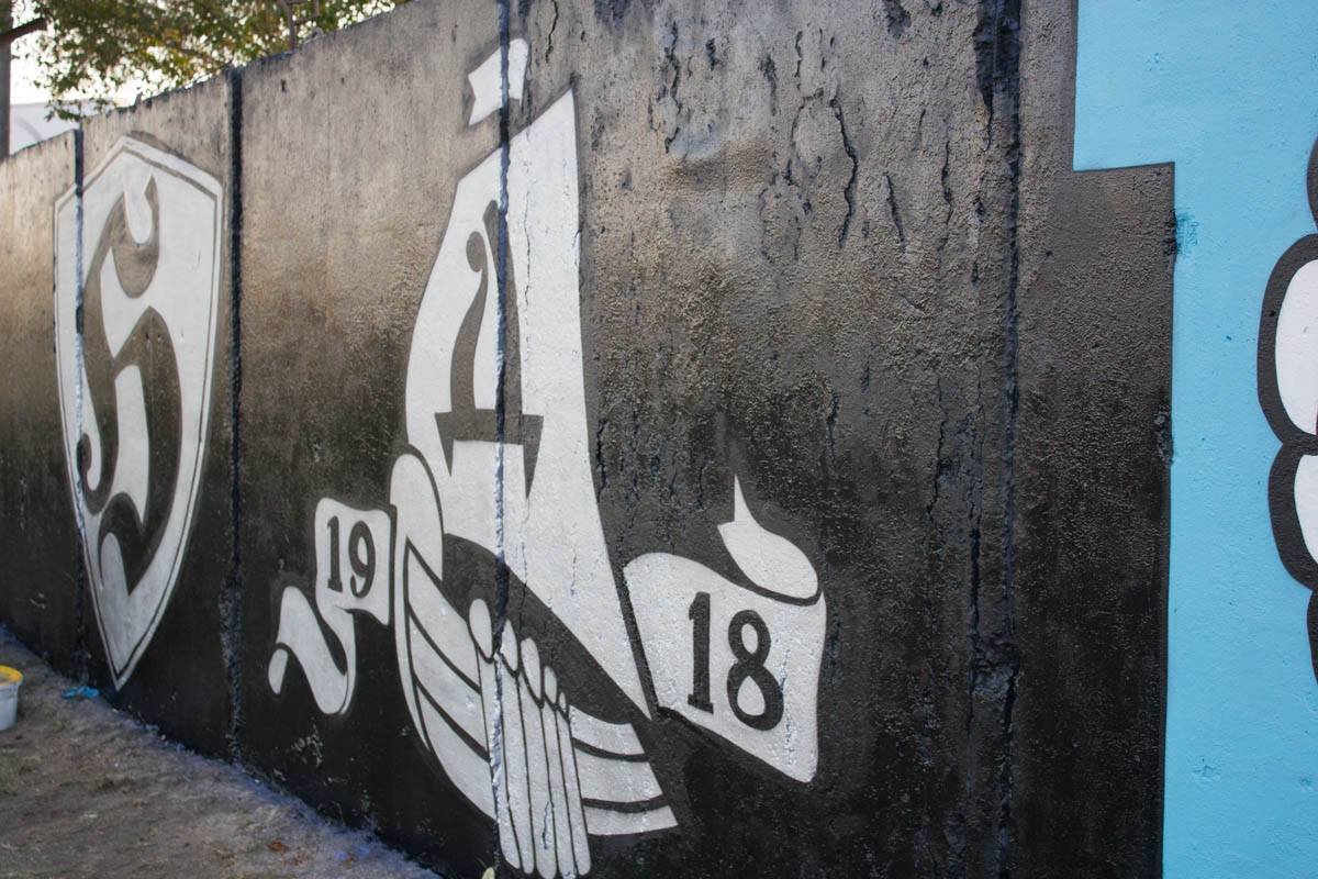 На Набережной болельщики ФК Днепр восстановили граффити футбольной команды 3