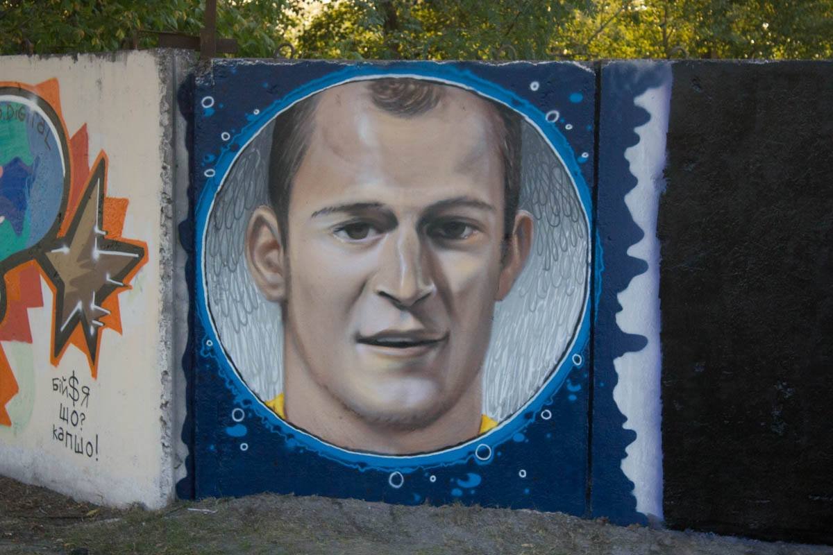 На Набережной болельщики ФК Днепр восстановили граффити футбольной команды 5