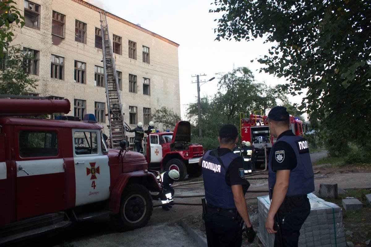 В Днепре сильный пожар на территории детского интерната 1