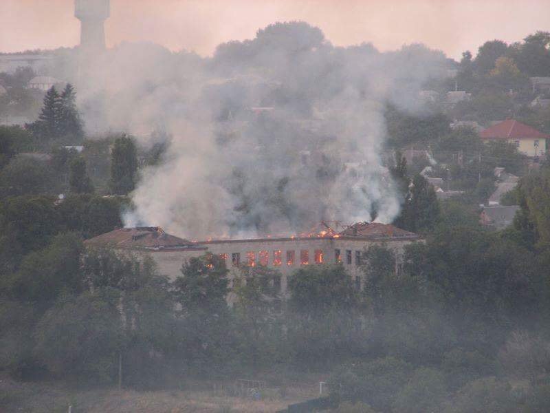 В Днепре сильный пожар на территории детского интерната 2