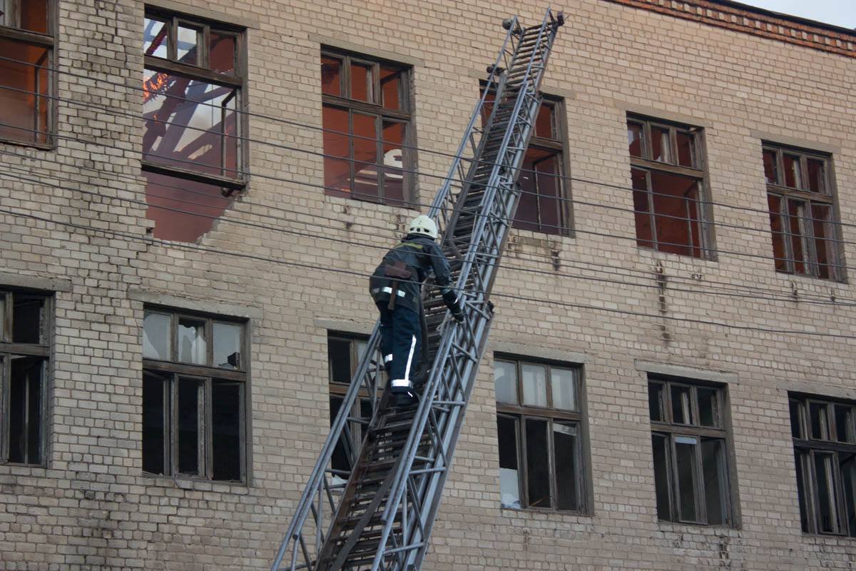 В Днепре сильный пожар на территории детского интерната 3