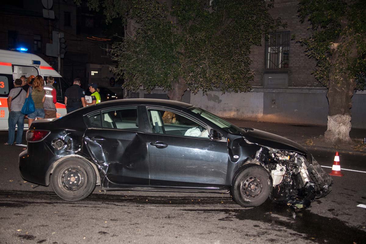 ДТП на Владимира Великого: пассажиры разбитого авто напали на журналистов 6