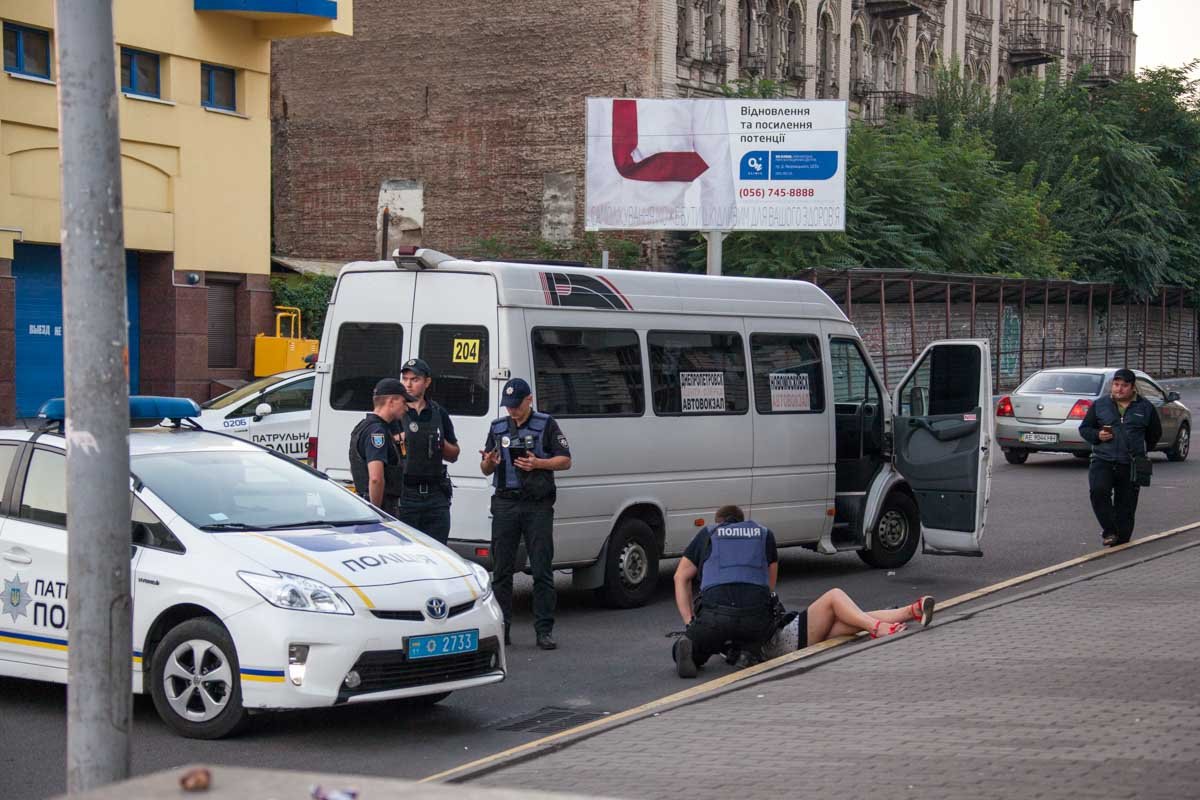 Возле Мост-Сити девушка выпала из маршрутки: подробности 1