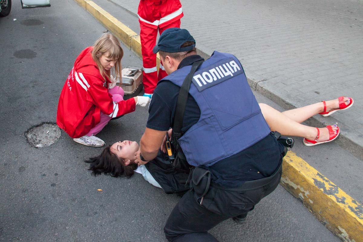 Возле Мост-Сити девушка выпала из маршрутки: подробности 3