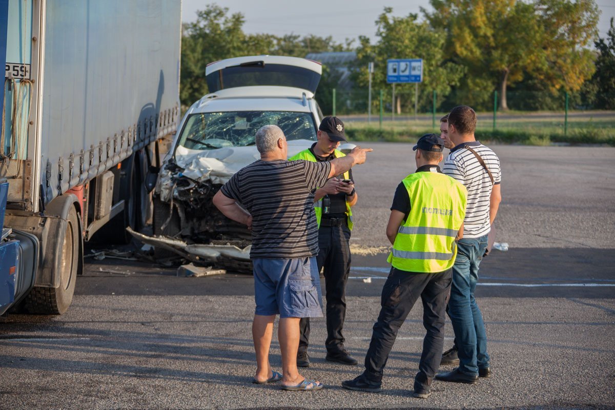 ДТП на Криворожском шоссе: Volkswagen врезался в грузовик 1