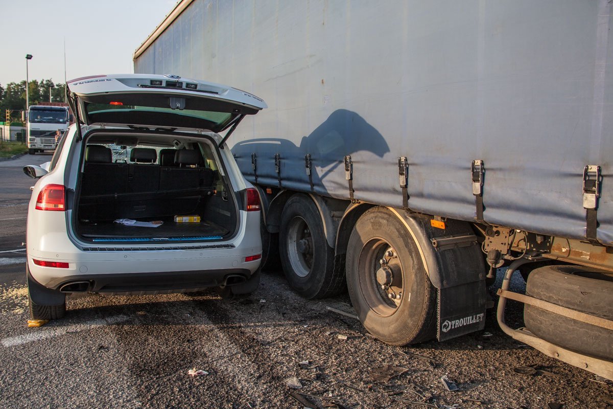 ДТП на Криворожском шоссе: Volkswagen врезался в грузовик 2