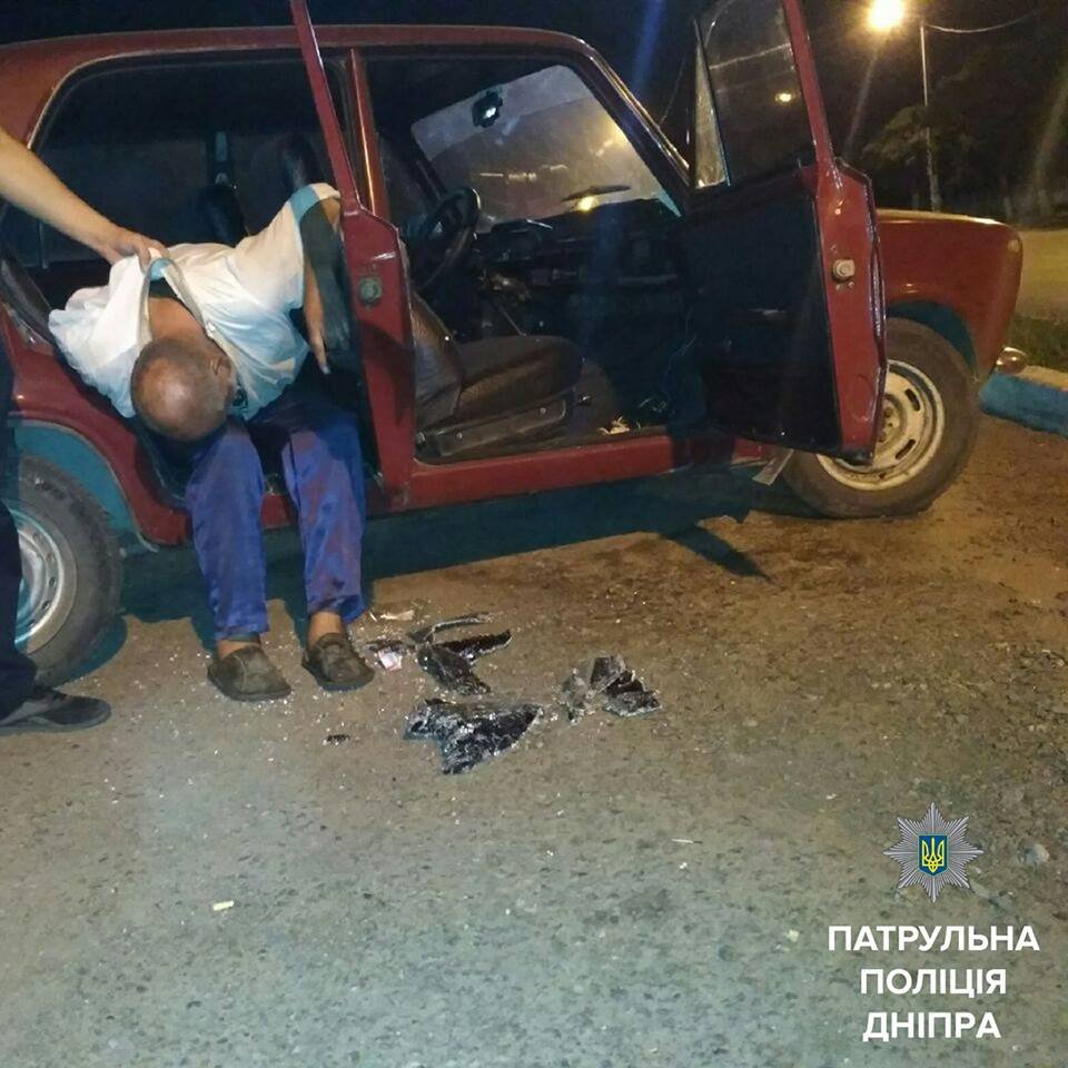 В Днепре нетрезвый мужчина разбил окно ВАЗ и прилег там отдохнуть 1