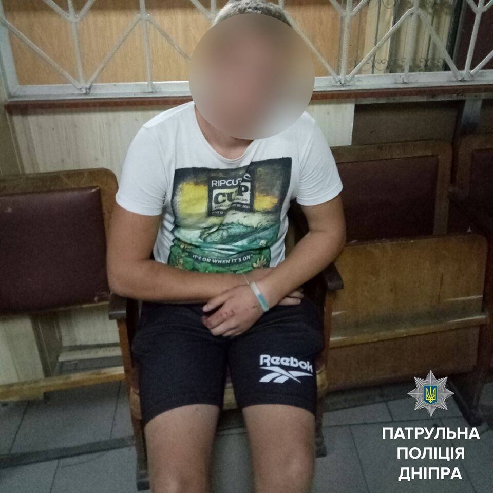 Разбойное нападение на проспекте Мира: прохожему угрожали охотничьим ножом 1