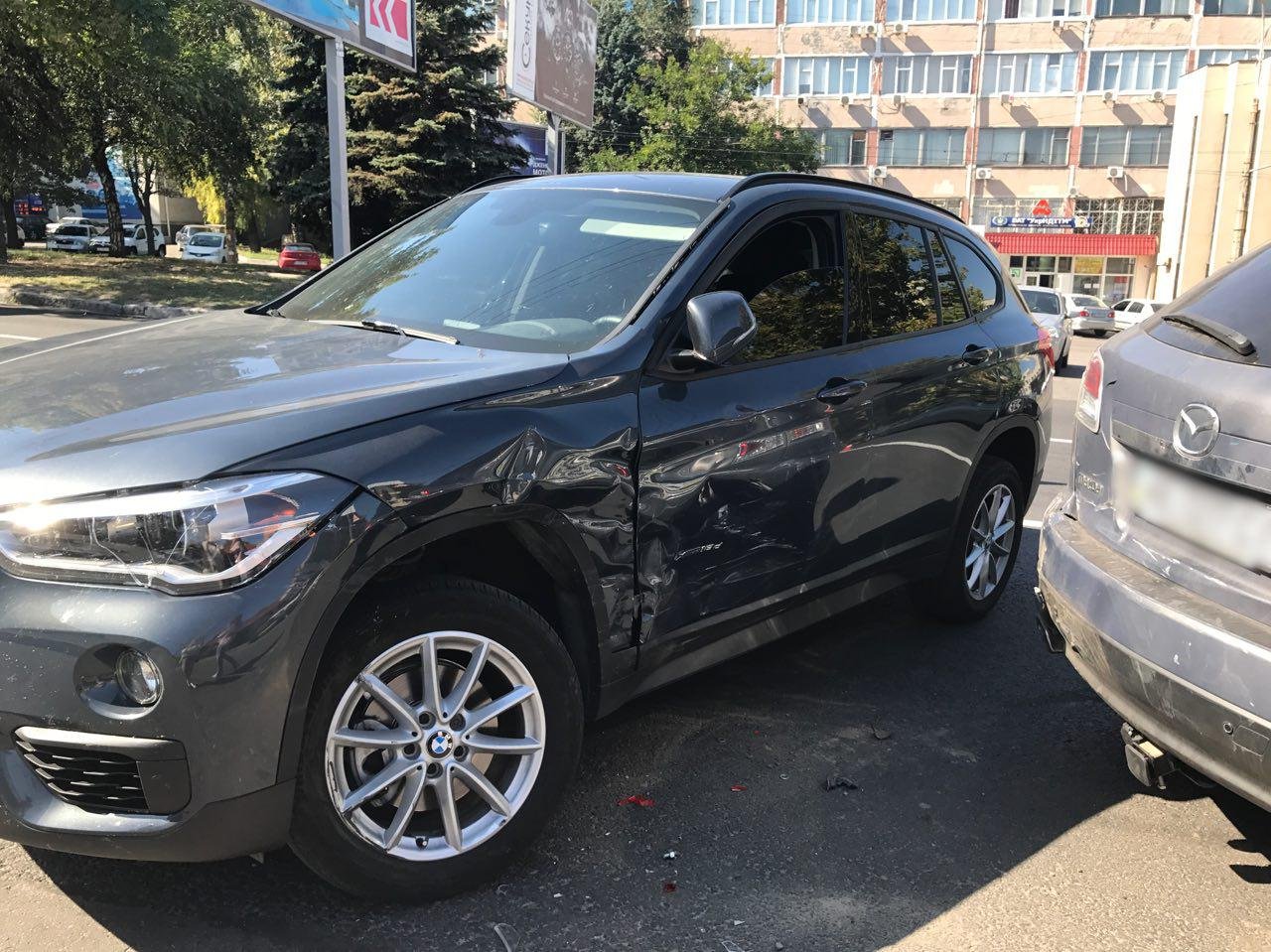 На проспекте Поля возле ресторана "Премьер" столкнулись BMW и Mazda: есть пострадавший 1