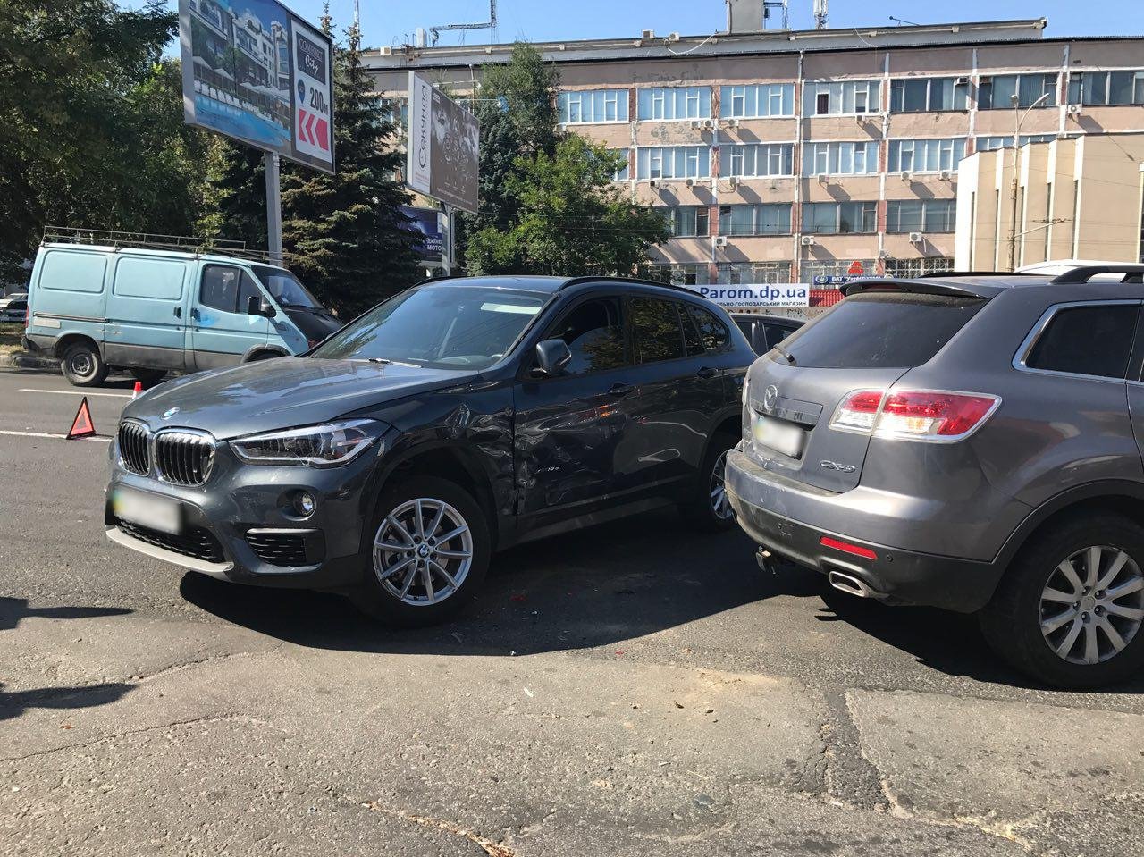 На проспекте Поля возле ресторана "Премьер" столкнулись BMW и Mazda: есть пострадавший 2