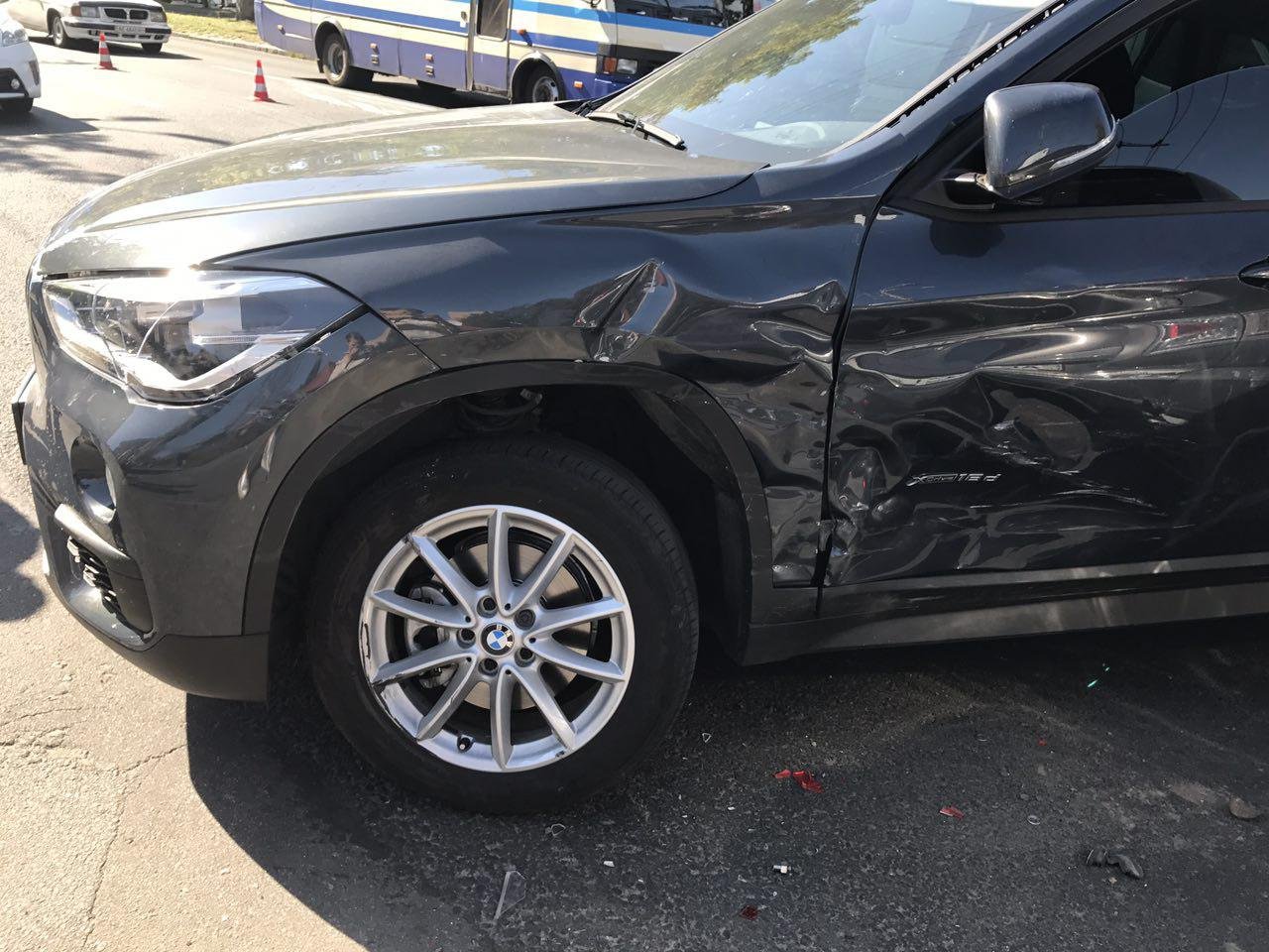 На проспекте Поля возле ресторана "Премьер" столкнулись BMW и Mazda: есть пострадавший 5