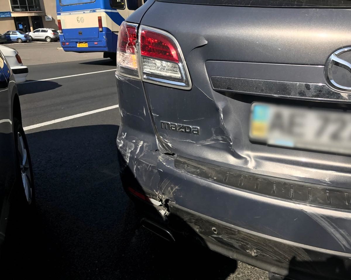 На проспекте Поля возле ресторана "Премьер" столкнулись BMW и Mazda: есть пострадавший 7