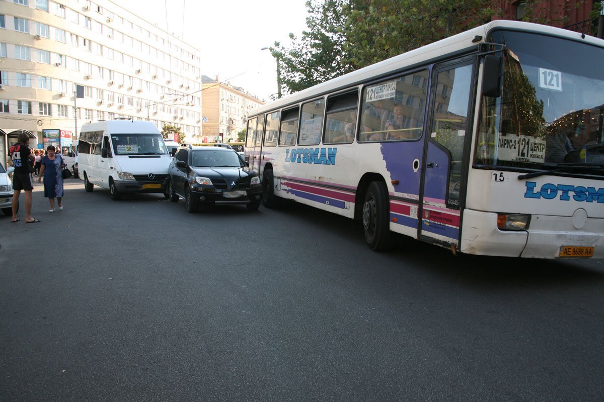 На перекрестке Глинки и Европейской маршрутка с пассажирами столкнулась с Mitsubishi 1