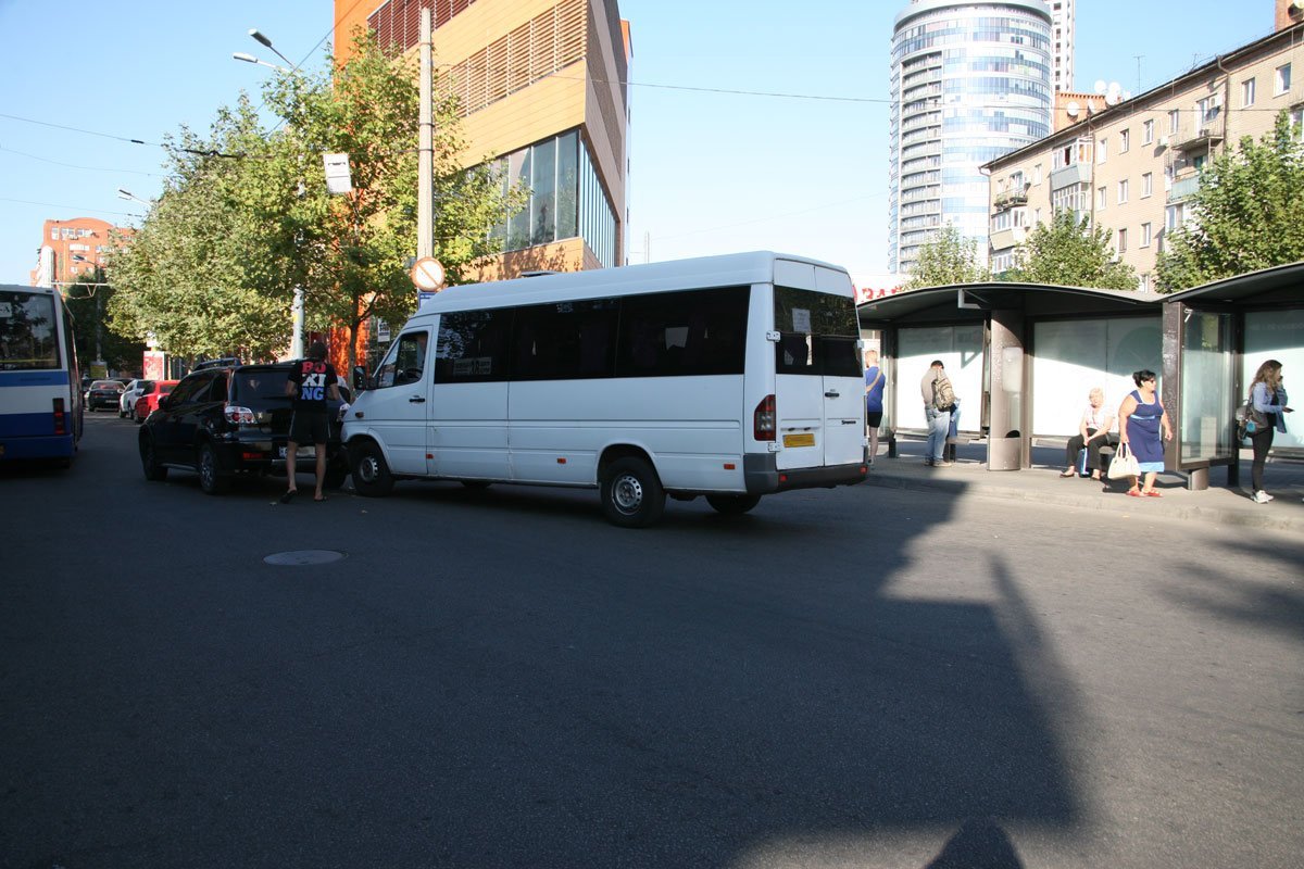 На перекрестке Глинки и Европейской маршрутка с пассажирами столкнулась с Mitsubishi 3