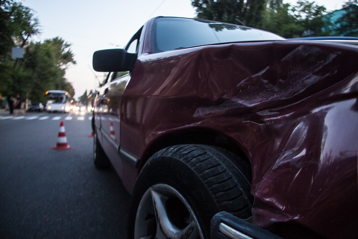 Тройное ДТП на Богдана Хмельницкого: образовалась пробка 4