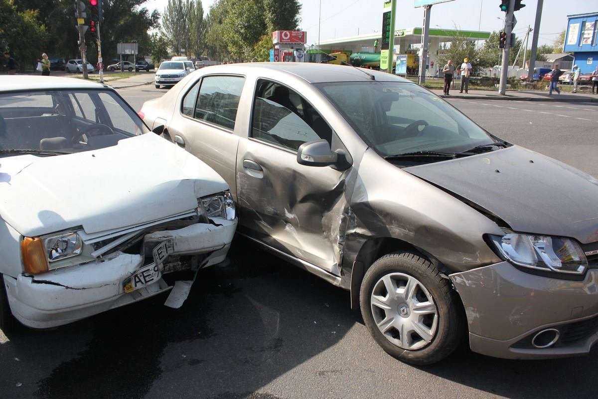 На Калиновой столкнулись Таврия и Renault: есть пострадавший 1