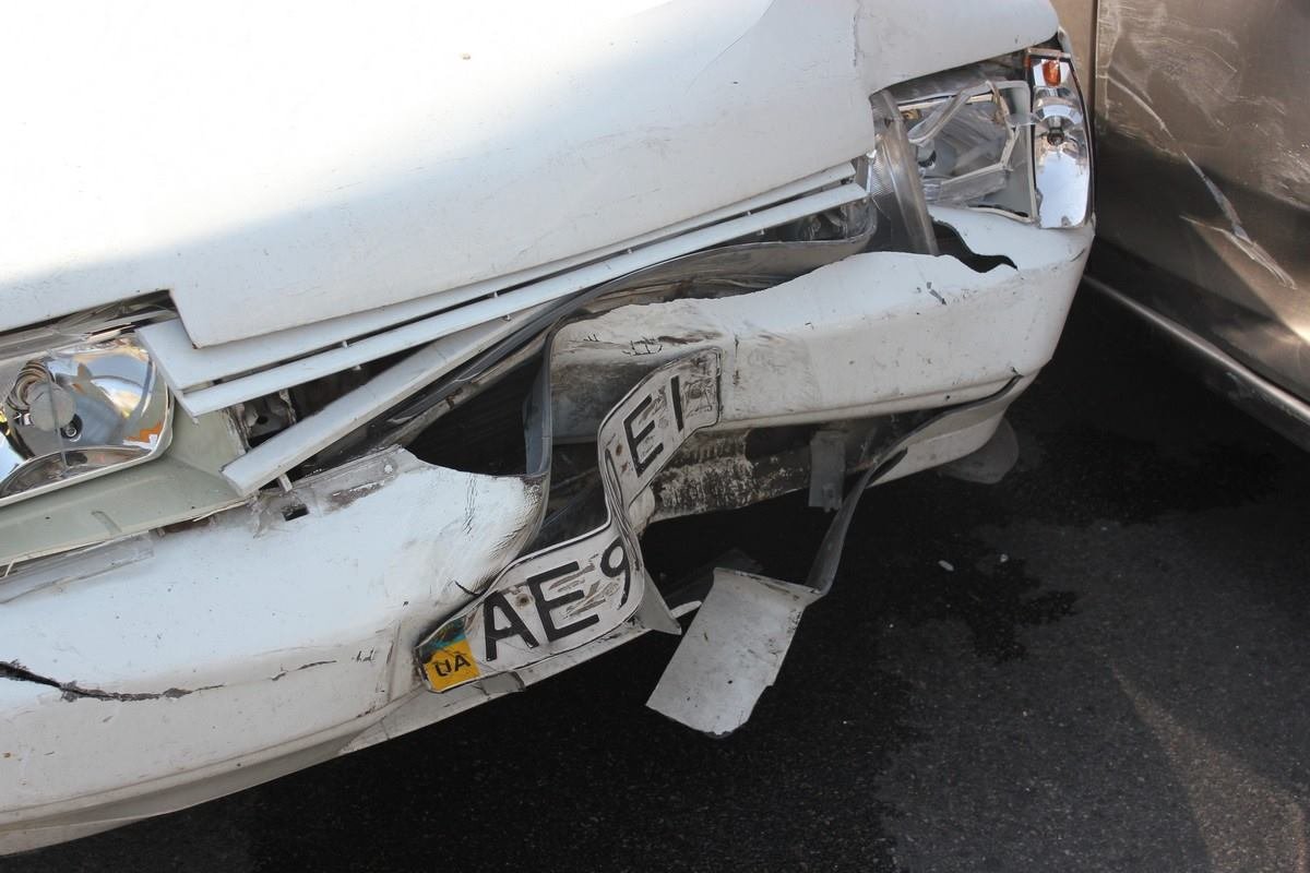 На Калиновой столкнулись Таврия и Renault: есть пострадавший 2