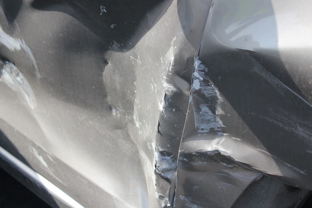 На Калиновой столкнулись Таврия и Renault: есть пострадавший 3