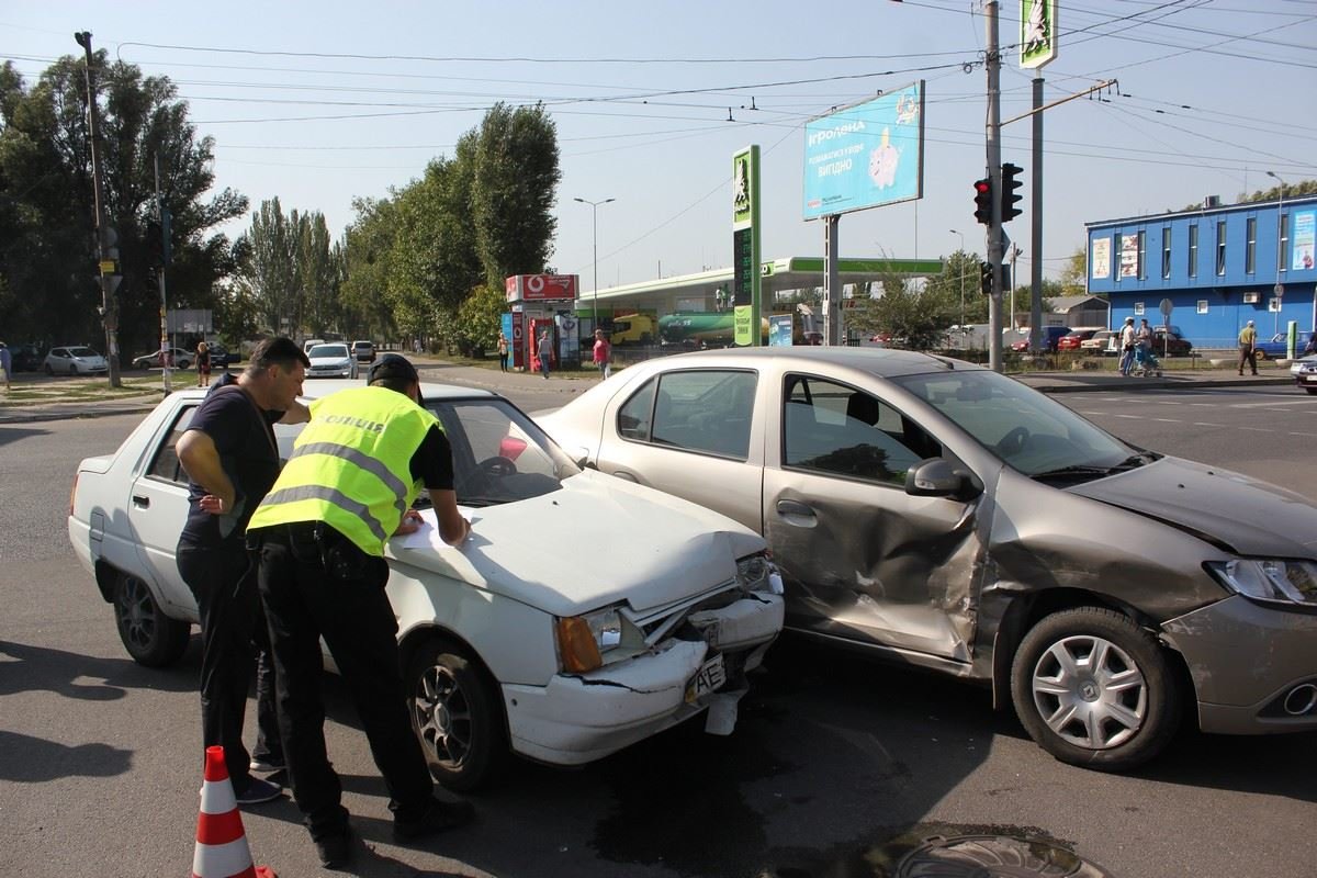 На Калиновой столкнулись Таврия и Renault: есть пострадавший 4