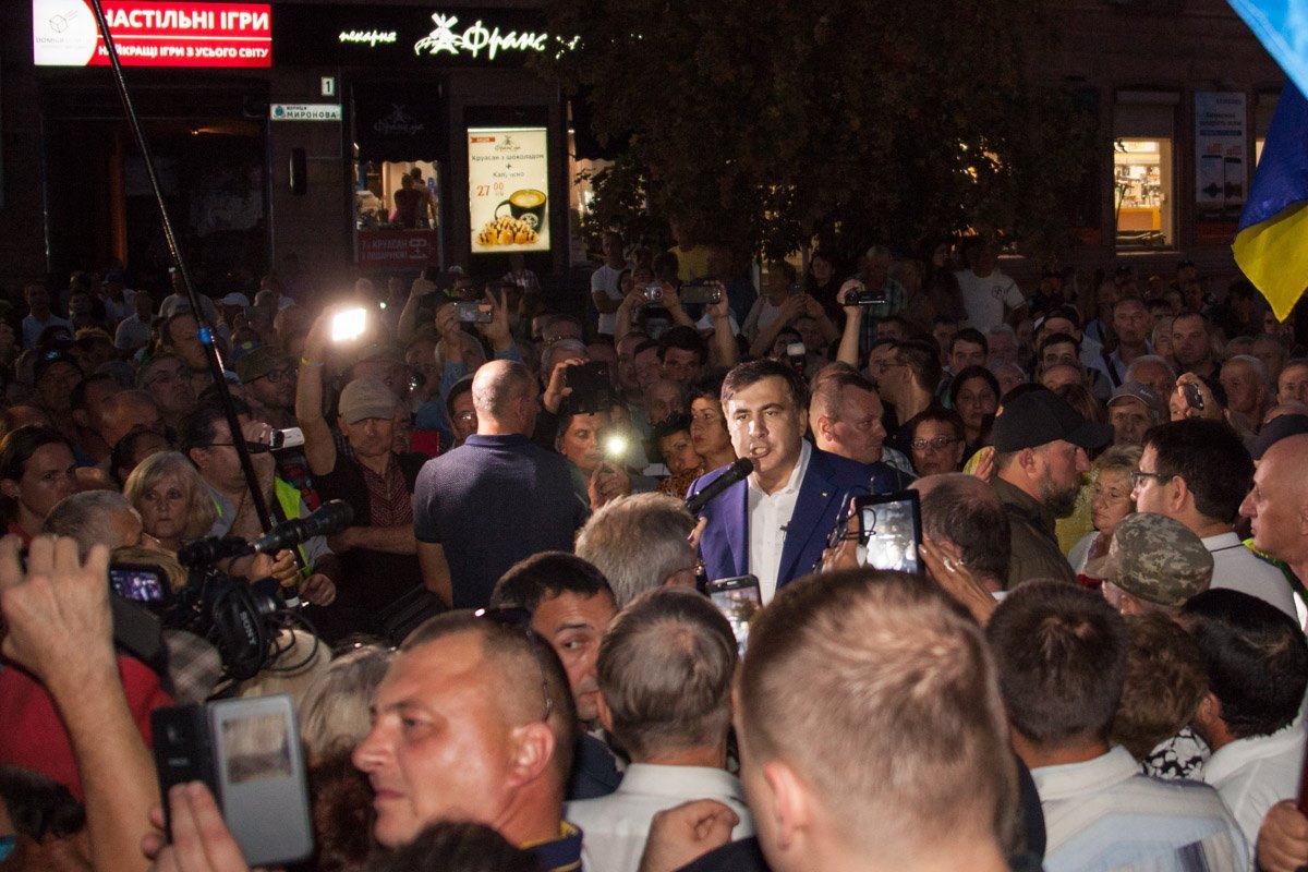 Саакашвили приехал в Днепр: фанаты, клоуны и поездка в маршрутке 10
