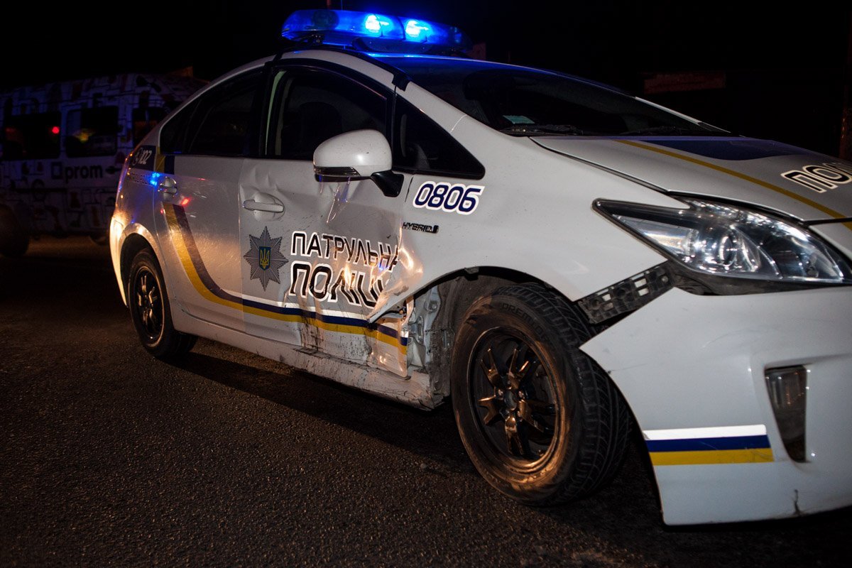 Авария возле Каравана: столкнулись Volkswagen и полицейский Prius 1