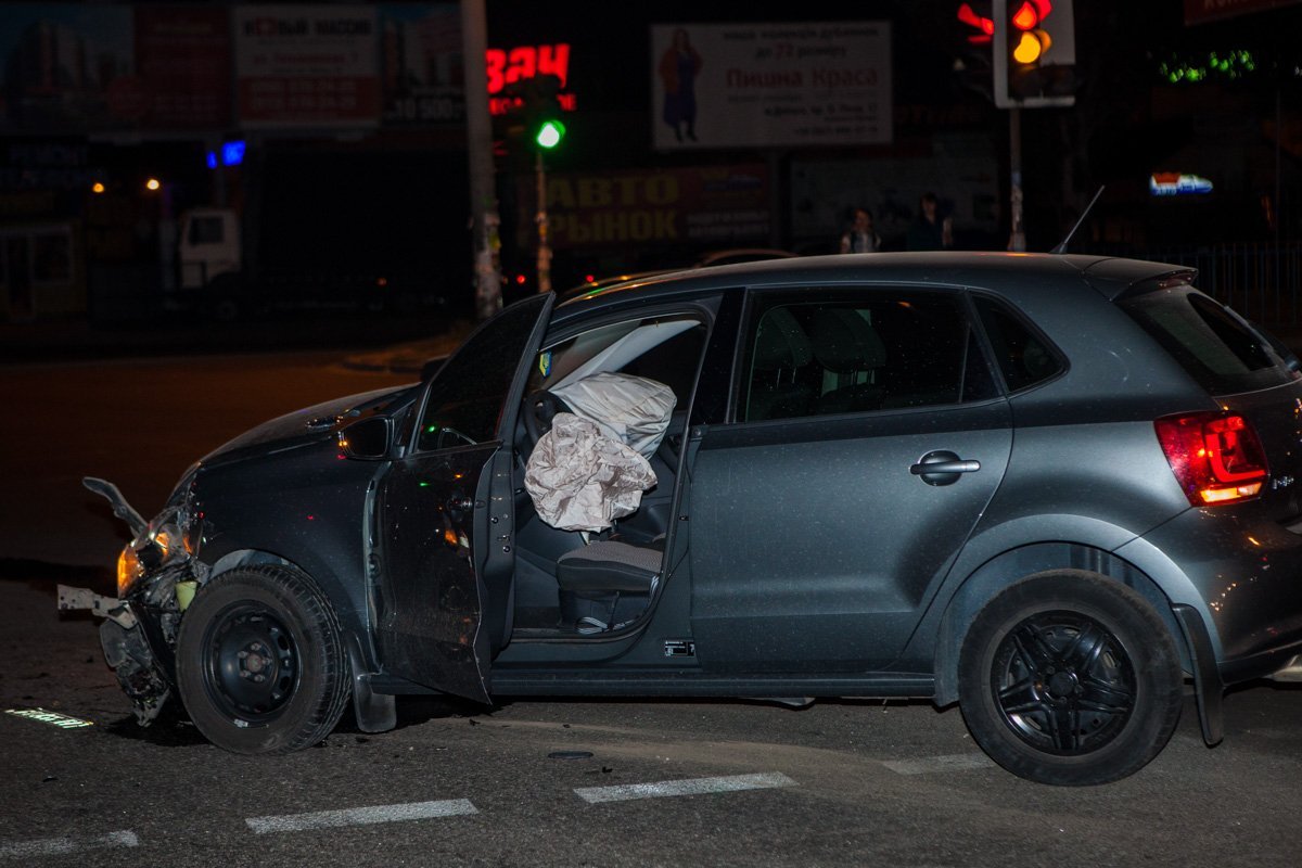 Авария возле Каравана: столкнулись Volkswagen и полицейский Prius 2