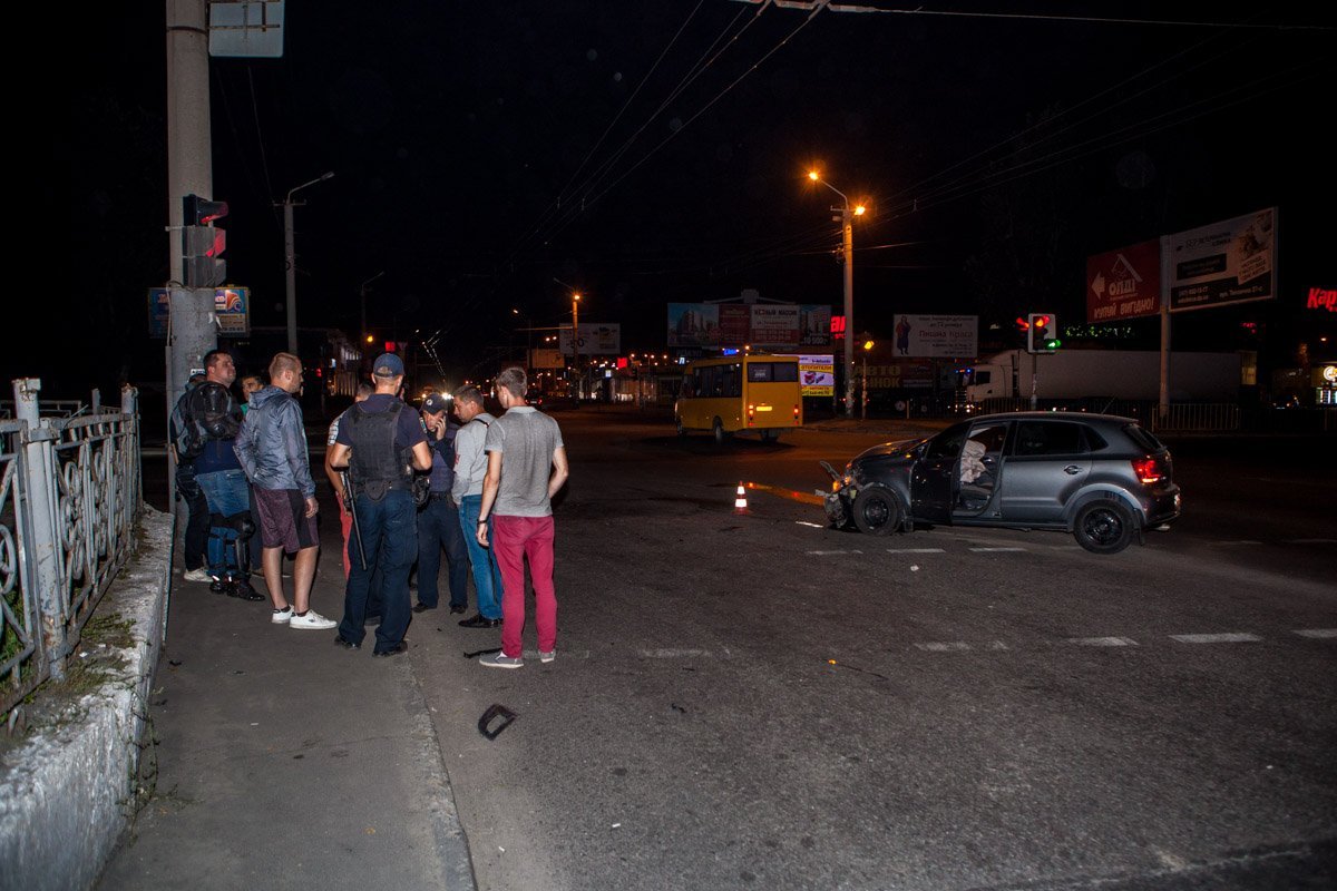 Авария возле Каравана: столкнулись Volkswagen и полицейский Prius 7