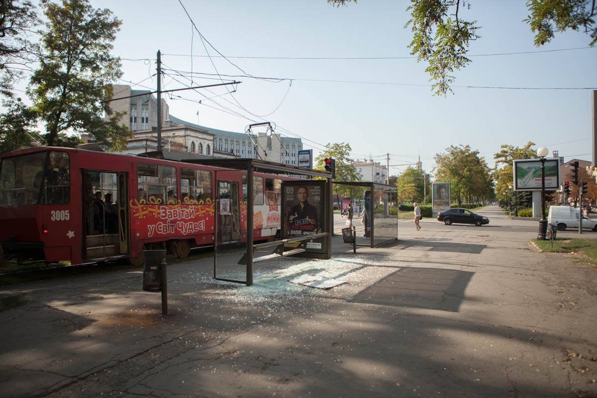В центре Днепра вандалы разгромили трамвайную остановку 1