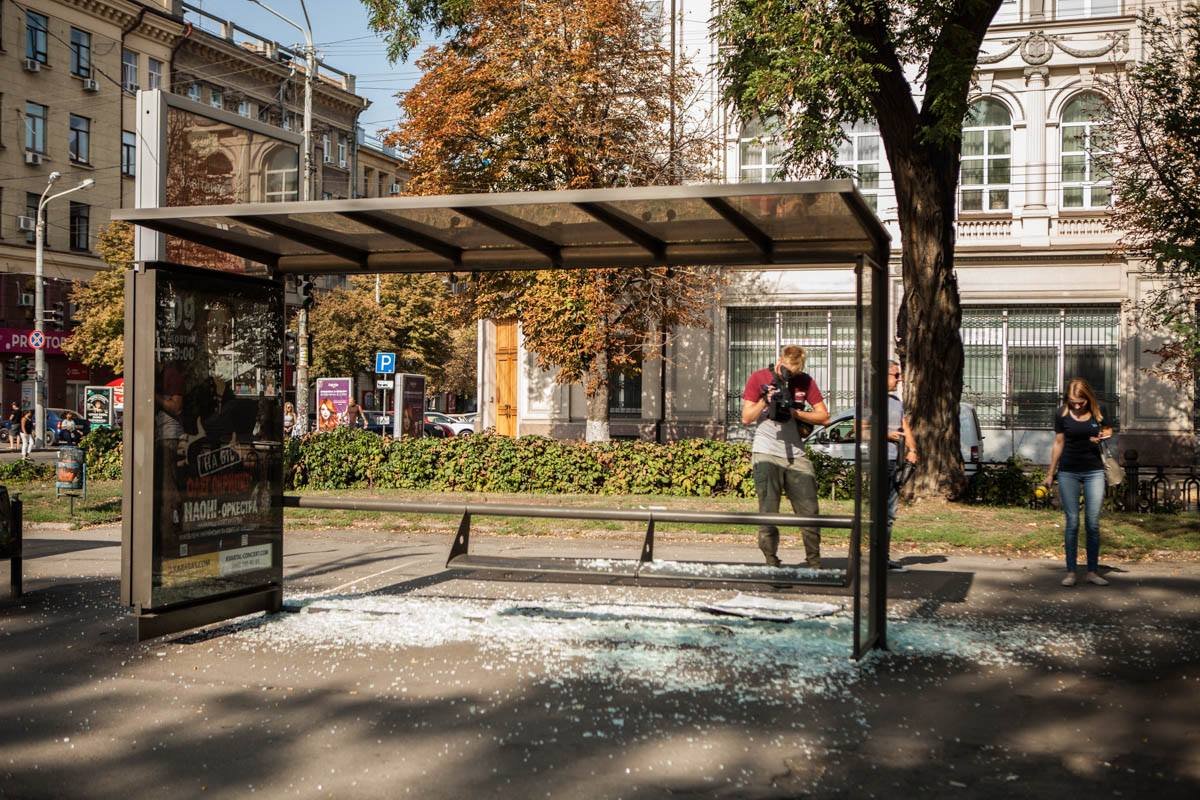 В центре Днепра вандалы разгромили трамвайную остановку 3