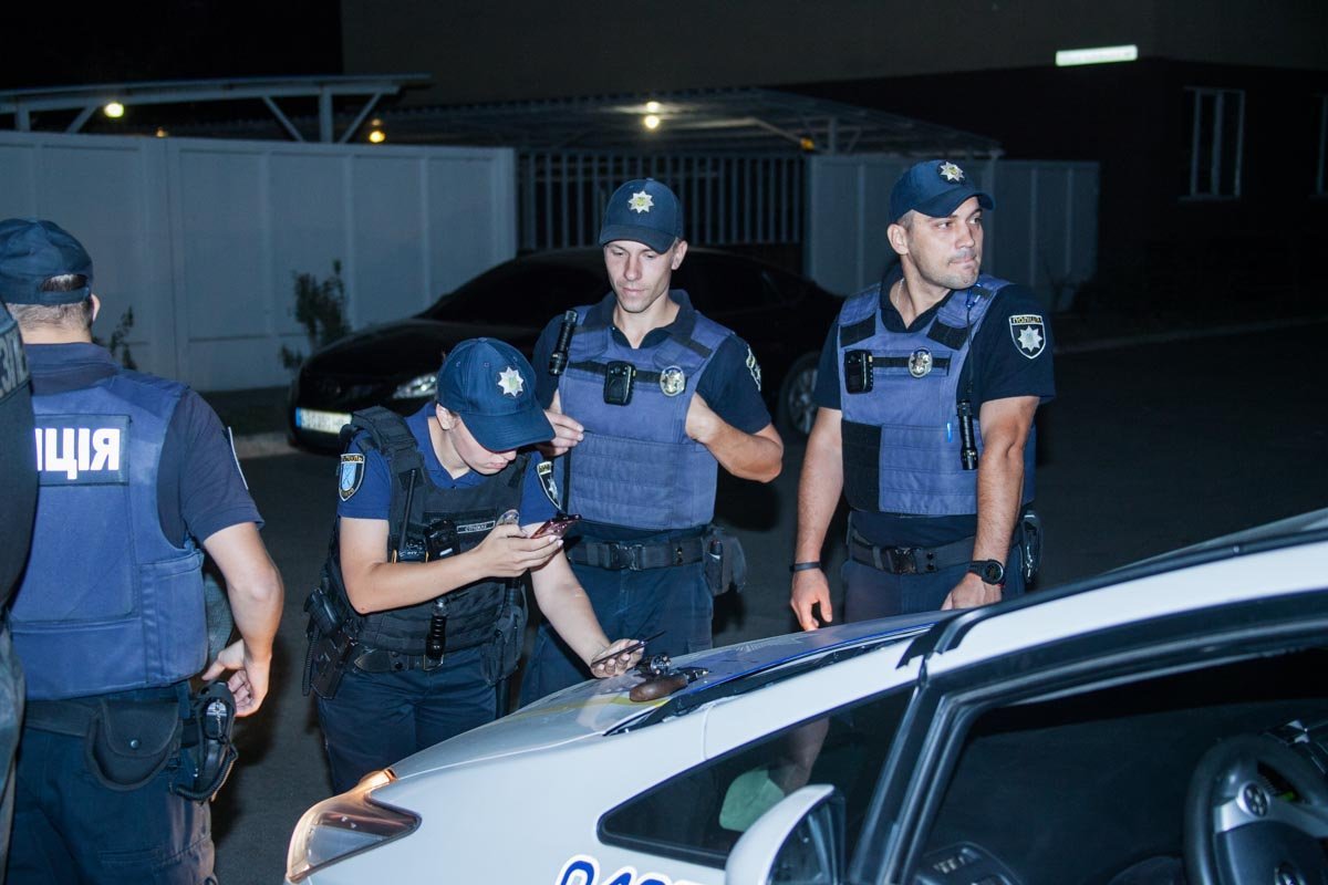 В Днепре в Capone Bar неизвестный угрожал посетителям пистолетом 3