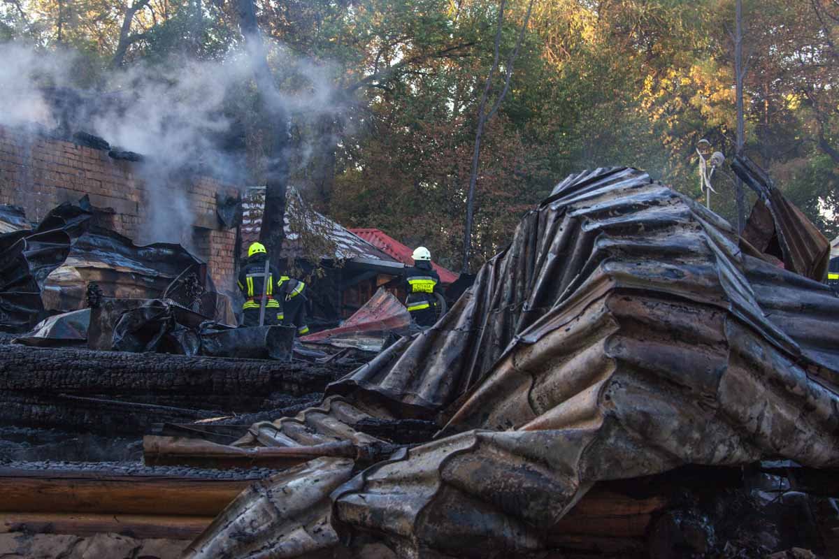 На Слобожанском проспекте сгорел ресторан «Карпаты» 2