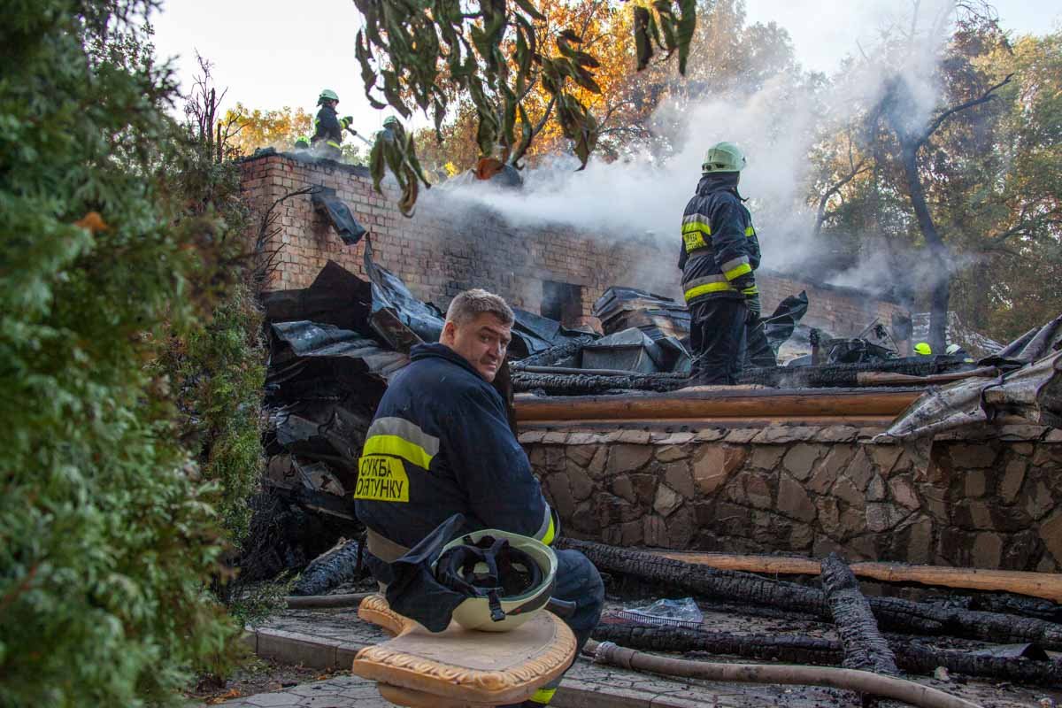 На Слобожанском проспекте сгорел ресторан «Карпаты» 4