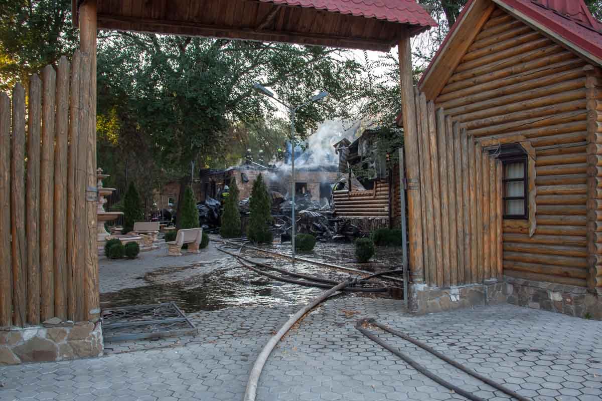 На Слобожанском проспекте сгорел ресторан «Карпаты» 7