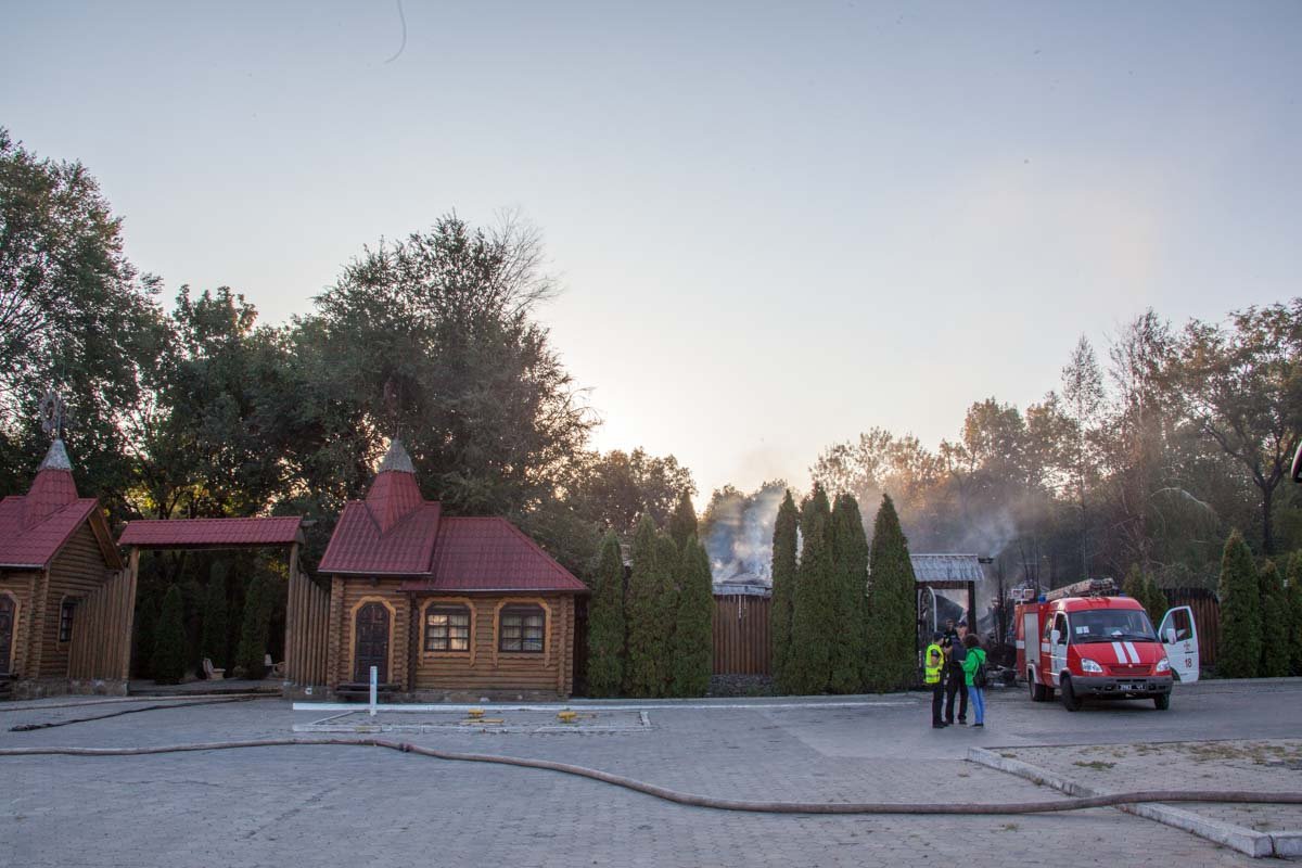 На Слобожанском проспекте сгорел ресторан «Карпаты» 8