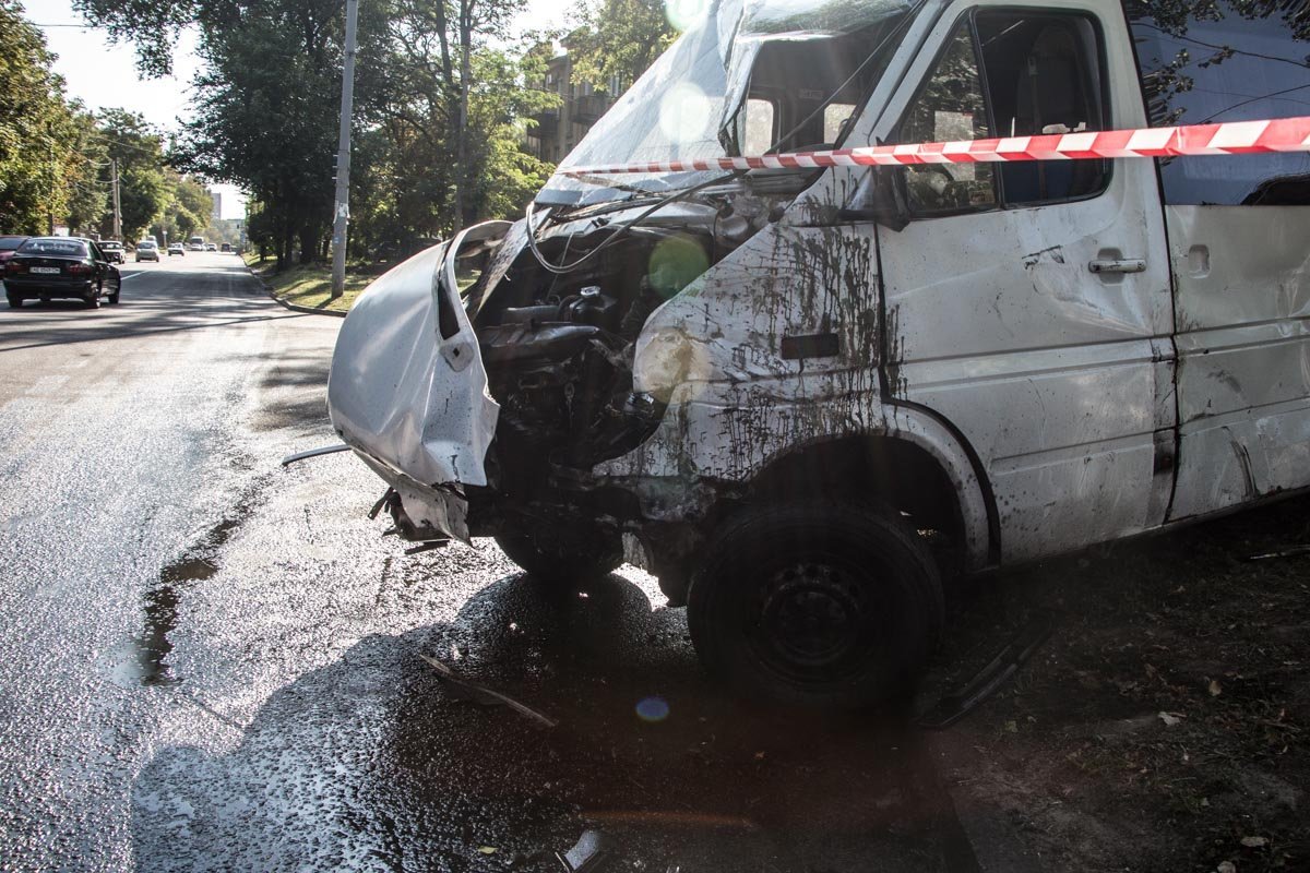 ДТП на перекрестке Шмидта и Антоновича: погиб водитель маршрутки 4