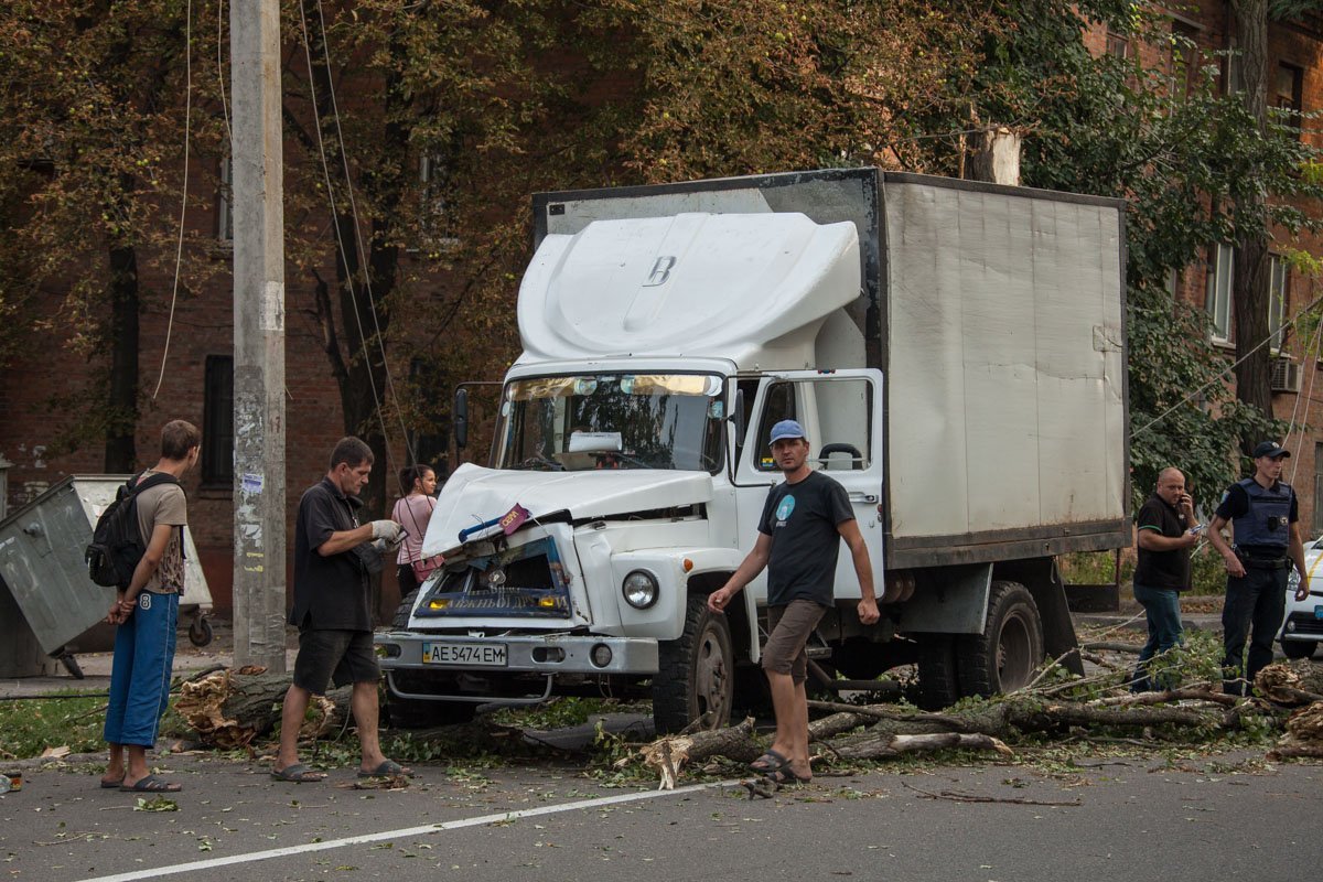 Шквальный ветер и поваленные деревья: Днепр накрыла непогода 5
