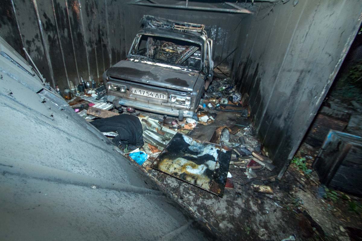 На Запорожском шоссе в гараже горел автомобиль ВАЗ-2106 1