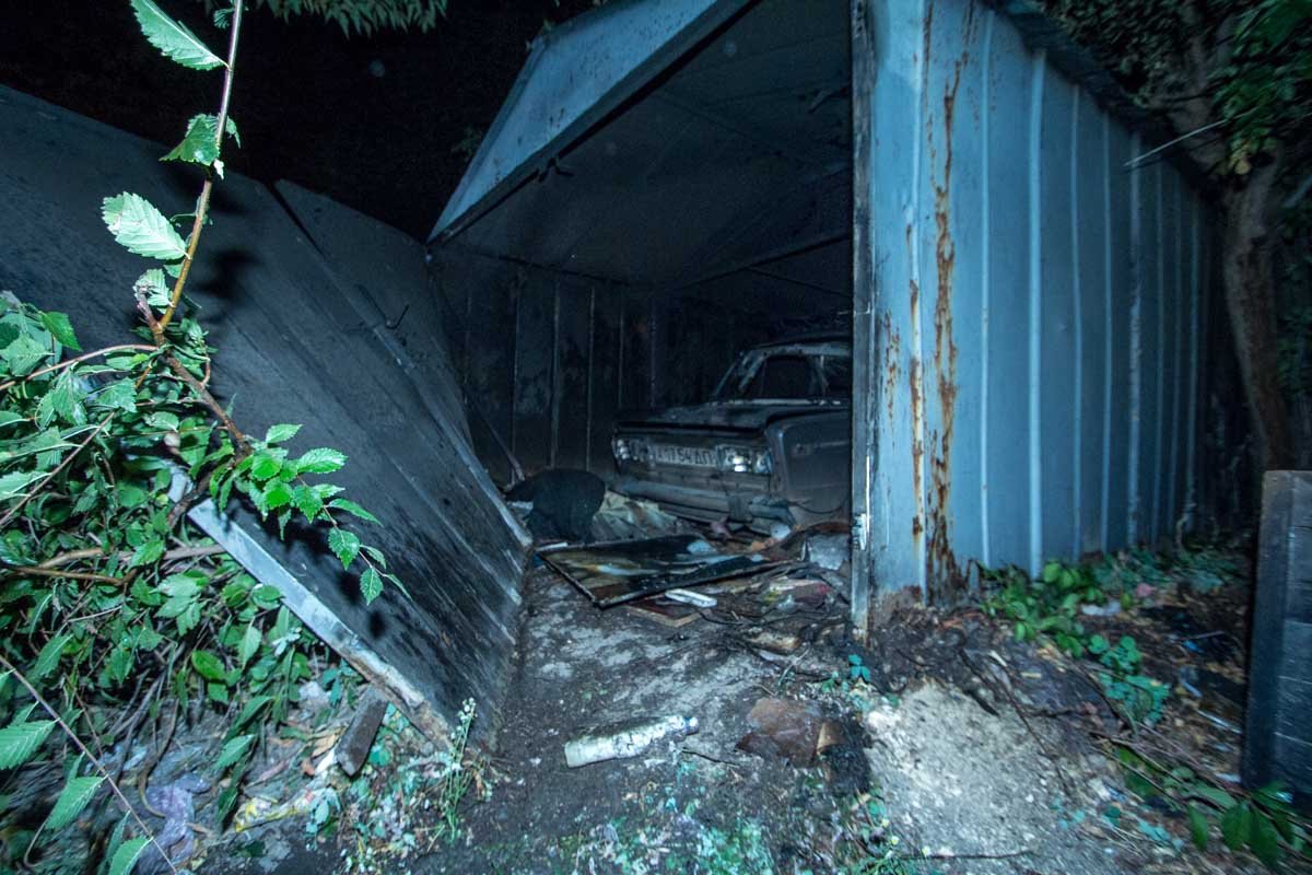 На Запорожском шоссе в гараже горел автомобиль ВАЗ-2106 2