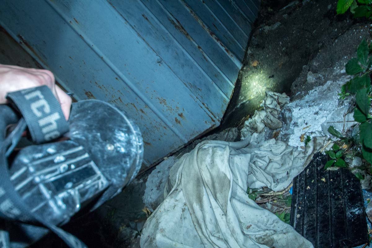 На Запорожском шоссе в гараже горел автомобиль ВАЗ-2106 3