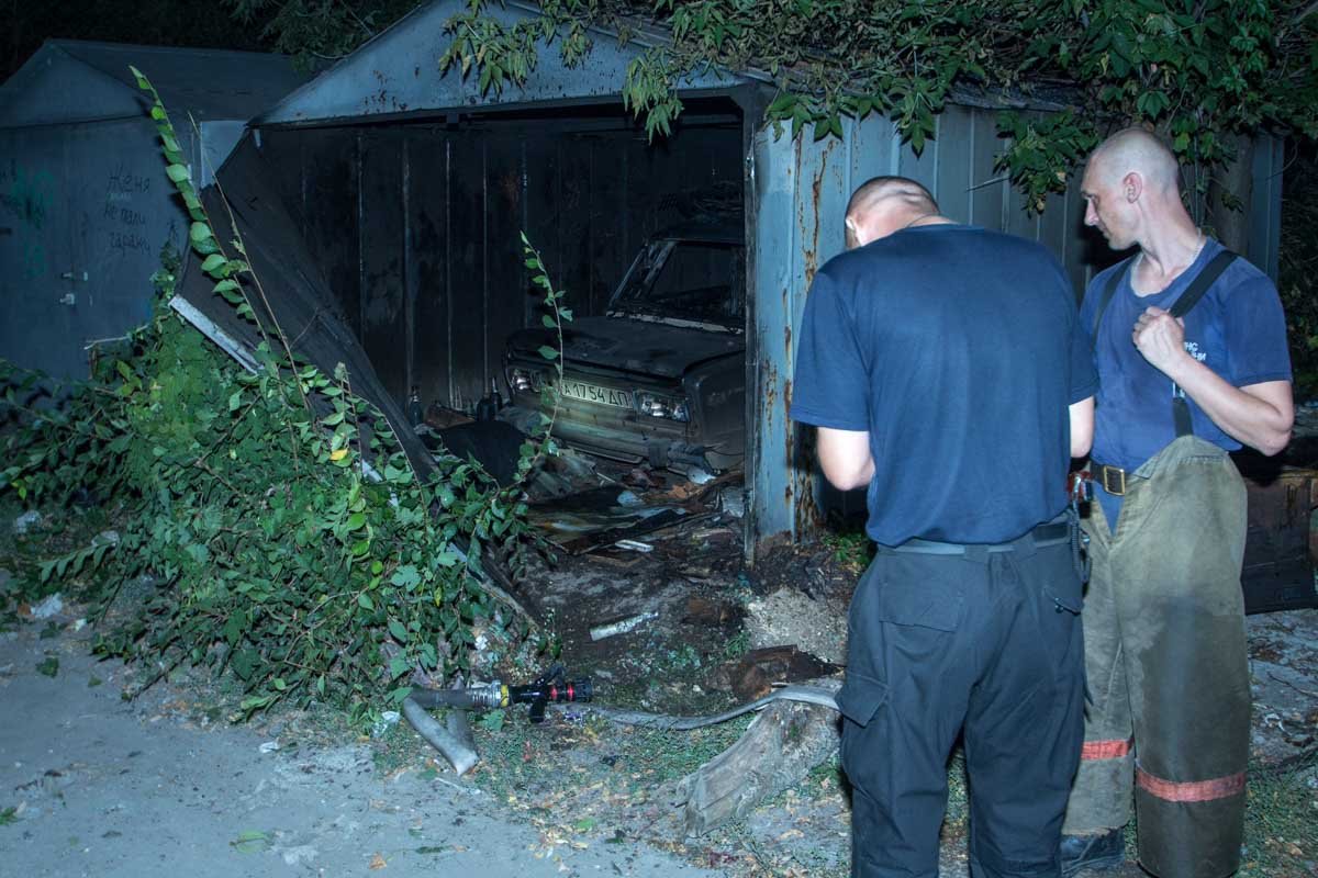 На Запорожском шоссе в гараже горел автомобиль ВАЗ-2106 4