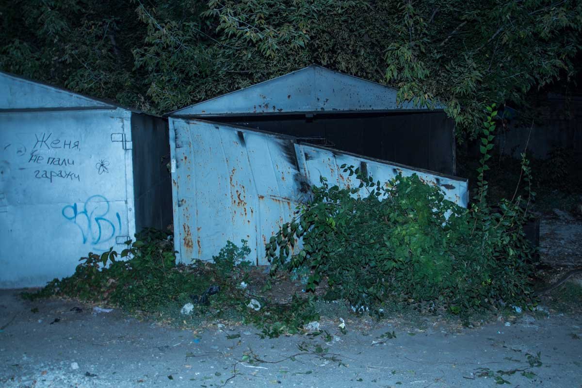 На Запорожском шоссе в гараже горел автомобиль ВАЗ-2106 5